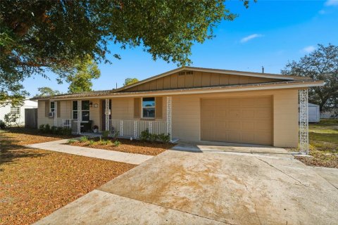 House in Deltona, Florida 4 bedrooms, 166.2 sq.m. № 2217019 - photo 2