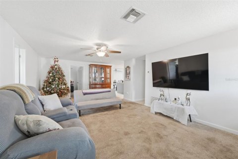 House in Deltona, Florida 4 bedrooms, 166.2 sq.m. № 2217019 - photo 3