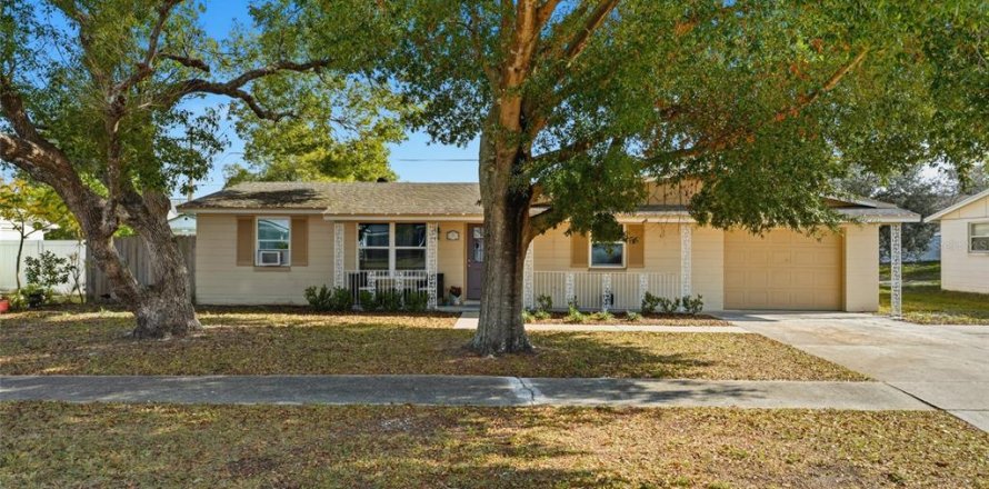 House in Deltona, Florida 4 bedrooms, 166.2 sq.m. № 2217019