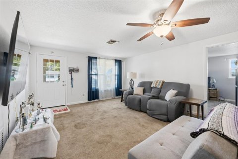 House in Deltona, Florida 4 bedrooms, 166.2 sq.m. № 2217019 - photo 4