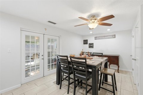 House in Deltona, Florida 4 bedrooms, 166.2 sq.m. № 2217019 - photo 12