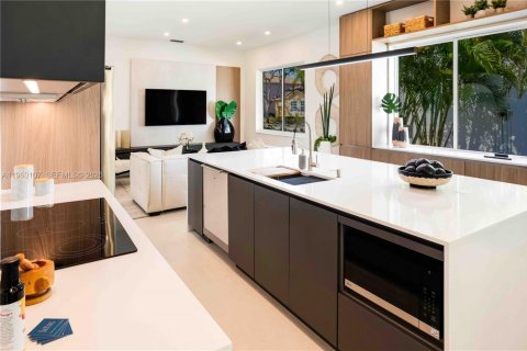 House in Weston, Florida 4 bedrooms, 173.08 sq.m. № 2080703 - photo 5