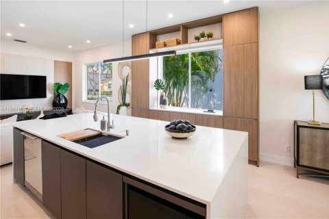 House in Weston, Florida 4 bedrooms, 173.08 sq.m. № 2080703 - photo 6