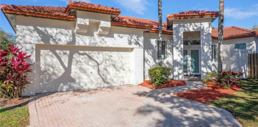 House in Weston, Florida 4 bedrooms, 173.08 sq.m. № 2080703
