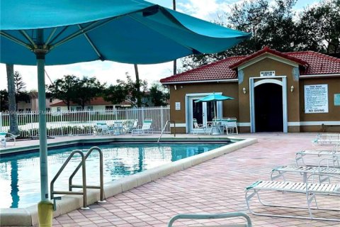 House in Weston, Florida 4 bedrooms, 173.08 sq.m. № 2080703 - photo 22