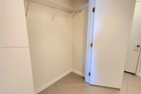 Condo in Miami, Florida, 1 bedroom  № 1952593 - photo 19