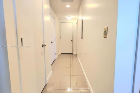 Condo in Miami, Florida, 1 bedroom  № 1952593 - photo 18