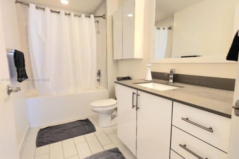 Condo in Miami, Florida, 1 bedroom  № 1952593 - photo 17