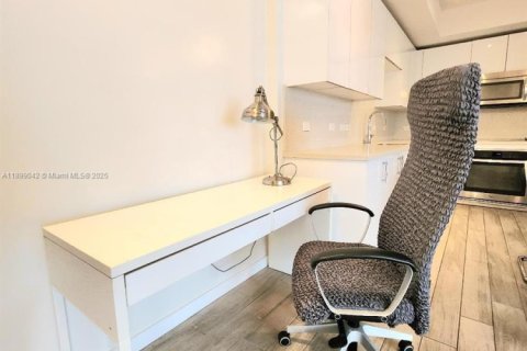 Condo in Miami, Florida, 1 bedroom  № 1952593 - photo 7