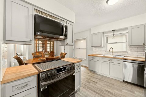 House in Mulberry, Florida 6 bedrooms, 292.27 sq.m. № 2107813 - photo 6
