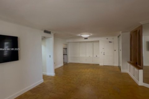 Condo in Bal Harbour, Florida, 1 bedroom  № 1889775 - photo 11