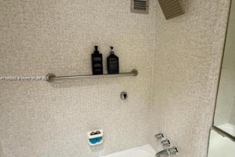Condo in Bal Harbour, Florida, 1 bedroom  № 1889775 - photo 12