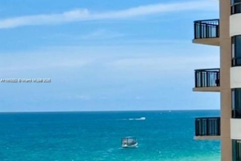 Condo in Bal Harbour, Florida, 1 bedroom  № 1889775 - photo 7