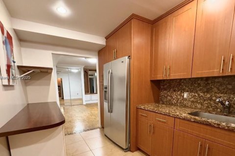Condo in Bal Harbour, Florida, 1 bedroom  № 1889775 - photo 16