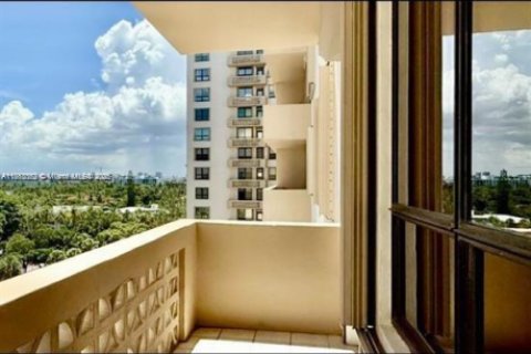 Condo in Bal Harbour, Florida, 1 bedroom  № 1889775 - photo 8