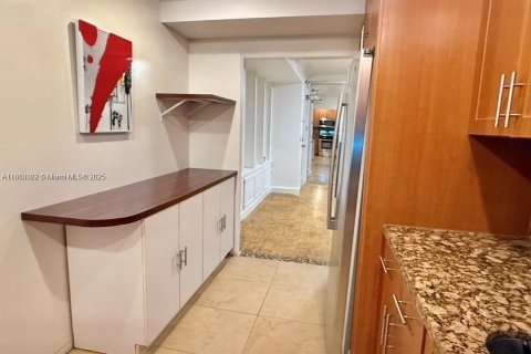 Condo in Bal Harbour, Florida, 1 bedroom  № 1889775 - photo 15