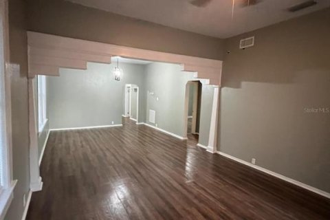 House in Tampa, Florida 3 bedrooms, 120.77 sq.m. № 2206289 - photo 4