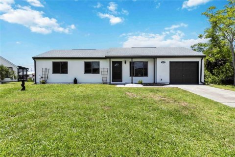 Casa en venta en Port Charlotte, Florida, 3 dormitorios, 109.25 m2 № 1837701 - foto 1