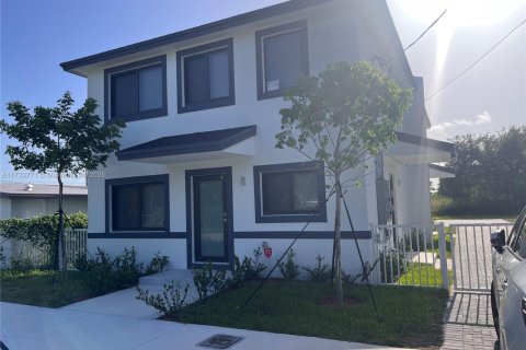 Immobilier commercial à vendre à Miami, Floride: 153.29 m2 № 1482970 - photo 2
