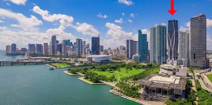 Condo in Miami, Florida, 4 bedrooms  № 1941570