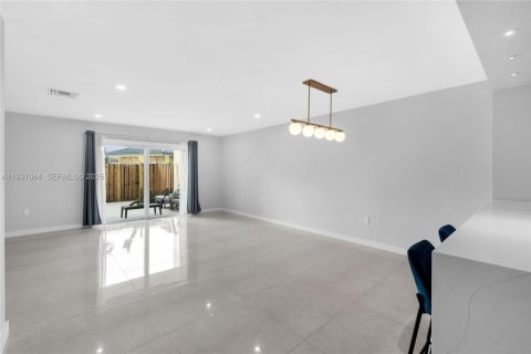 Снять в аренду таунхаус в Майами, Флорида 2 спальни, 117.61м2, № 1989766 - фото 4