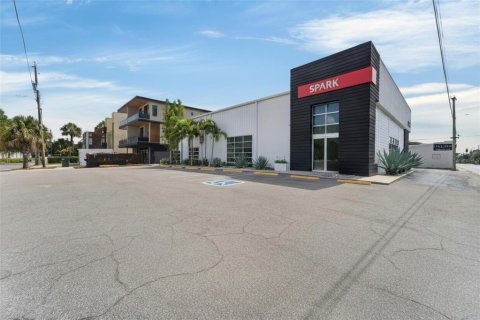 Immobilier commercial à Tampa, Floride 639.26 m2 № 2366951