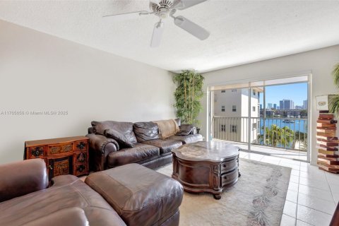 Condo in Hallandale Beach, Florida, 1 bedroom  № 1731516 - photo 7