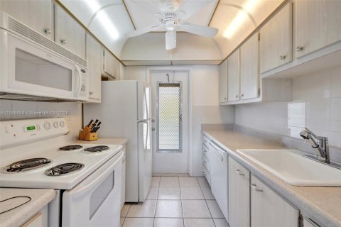 Condo in Hallandale Beach, Florida, 1 bedroom  № 1731516 - photo 11