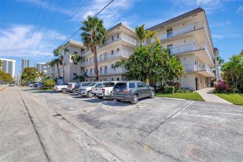 Condo in Hallandale Beach, Florida, 1 bedroom  № 1731516 - photo 3