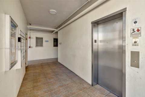 Condo in Hallandale Beach, Florida, 1 bedroom  № 1731516 - photo 19