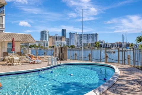 Condo in Hallandale Beach, Florida, 1 bedroom  № 1731516 - photo 22
