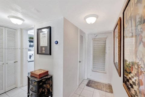 Condo in Hallandale Beach, Florida, 1 bedroom  № 1731516 - photo 10