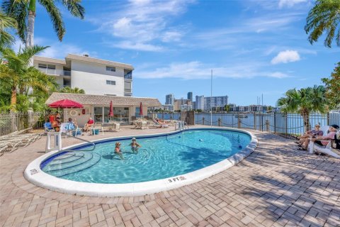 Condo in Hallandale Beach, Florida, 1 bedroom  № 1731516 - photo 21