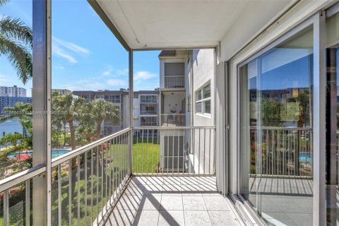 Condo in Hallandale Beach, Florida, 1 bedroom  № 1731516 - photo 8