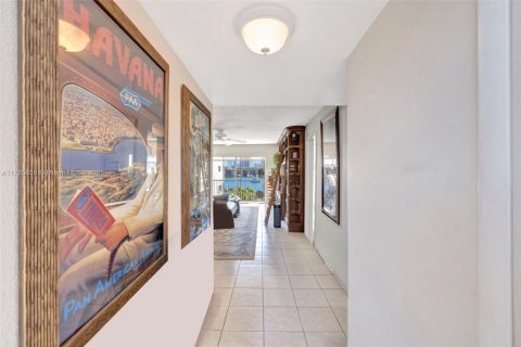 Condo in Hallandale Beach, Florida, 1 bedroom  № 1731516 - photo 9
