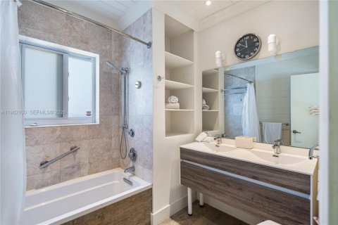 Casa en alquiler en Miami Beach, Florida, 4 dormitorios, 204.38 m2 № 2025561 - foto 19