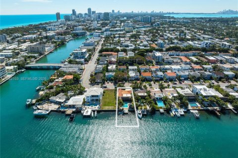 Casa en alquiler en Miami Beach, Florida, 4 dormitorios, 204.38 m2 № 2025561 - foto 2