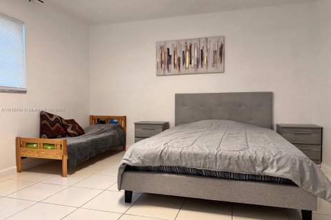 Купить кондоминиум в Халландейл-Бич, Флорида 1 спальня, 78.69м2, № 1240076 - фото 1