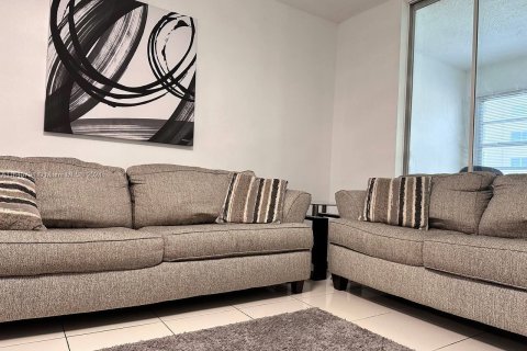 Купить кондоминиум в Халландейл-Бич, Флорида 1 спальня, 78.69м2, № 1240076 - фото 3