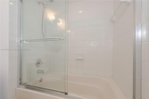 Condo in Miami Beach, Florida, 1 bedroom  № 2052731 - photo 22