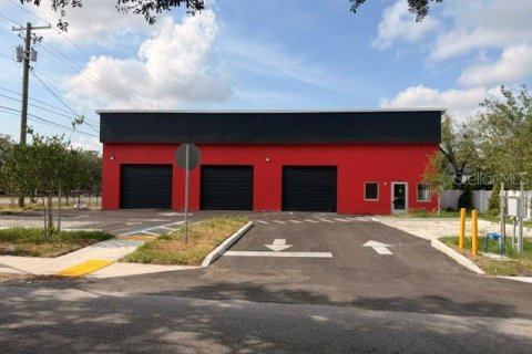 Commercial property in Tampa, Florida № 2197563