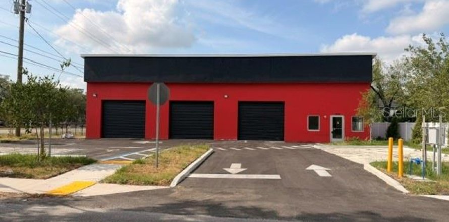 Commercial property in Tampa, Florida № 2197563