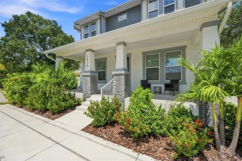 House in Tampa, Florida 5 bedrooms, 222.97 sq.m. № 2348307 - photo 6