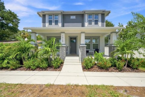 House in Tampa, Florida 5 bedrooms, 222.97 sq.m. № 2348307