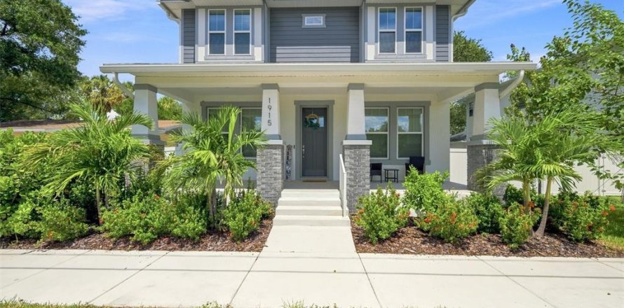 House in Tampa, Florida 5 bedrooms, 222.97 sq.m. № 2348307
