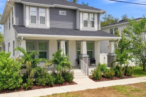 House in Tampa, Florida 5 bedrooms, 222.97 sq.m. № 2348307 - photo 2