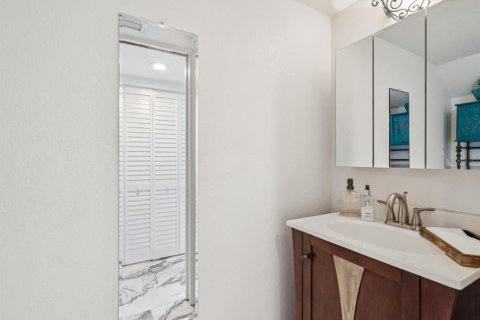 Townhouse in Saint Petersburg, Florida 2 bedrooms, 95.69 sq.m. № 2156860 - photo 13