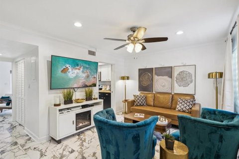 Townhouse in Saint Petersburg, Florida 2 bedrooms, 95.69 sq.m. № 2156860 - photo 2