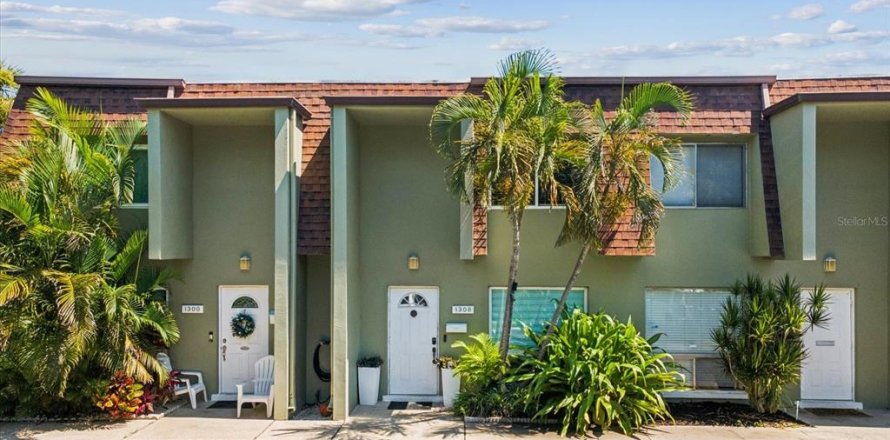 Townhouse in Saint Petersburg, Florida 2 bedrooms, 95.69 sq.m. № 2156860