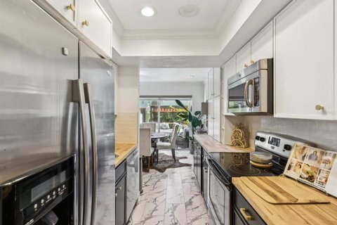 Townhouse in Saint Petersburg, Florida 2 bedrooms, 95.69 sq.m. № 2156860 - photo 8
